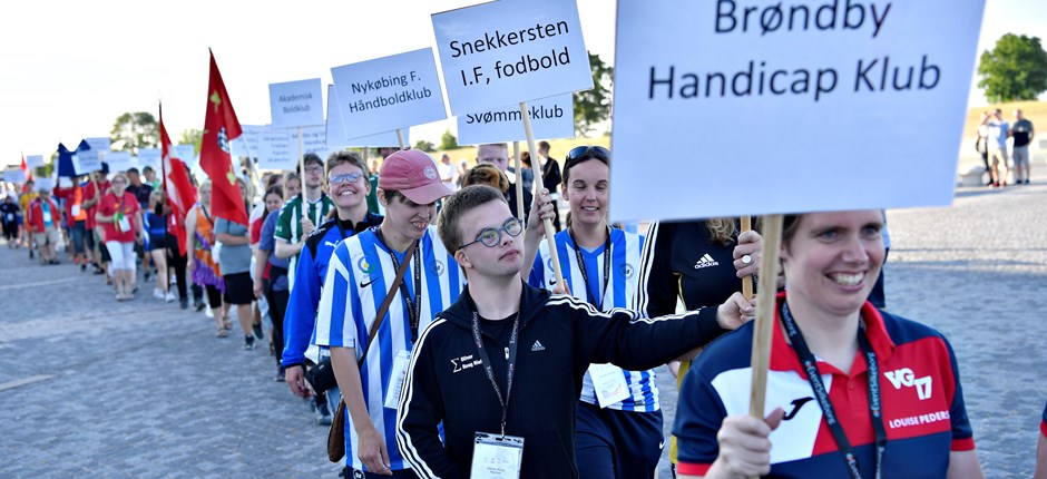 Atleternes indmarch ved åbningen af Special Olympics Idrætsfestival 2018 i Helsingør. Foto: Lars Møller