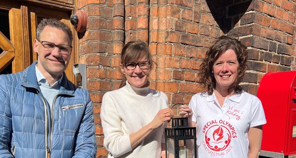 Helsingør Kommune havde arrangeret en festlig overdragelse af festivalflammen foran Helsingør Rådhus. Fra venstre ses formand for Idræts- og Fritidsudvalget i Helsingør Kommune, Claus Christoffersen, Helsingørs borgmester Benedikte Kiær og formand for Sundhed og Fritid i Kolding Kommune, Birgitte Kragh.
