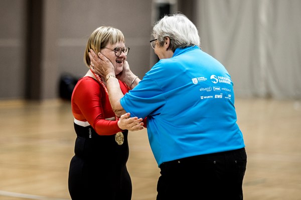 Glad gymnast bliver lykønsket med sin medalje. Foto: Lasse Lagoni.