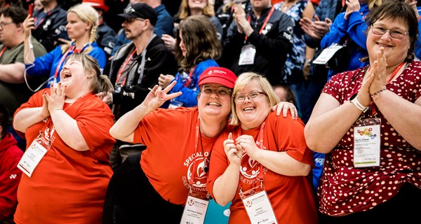 Ved afslutningsceremonien under Special Olympics Idrætsfestival 2022 i Kolding blev stafetten givet videre til Frederikshavn Kommune, der nu er klar til at tage imod deltagerne i dagene 24.-26. maj 2024. Foto: Lasse Lagoni.