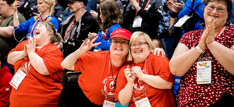 Ved afslutningsceremonien under Special Olympics Idrætsfestival 2022 i Kolding blev stafetten givet videre til Frederikshavn Kommune, der nu er klar til at tage imod deltagerne i dagene 24.-26. maj 2024. Foto: Lasse Lagoni. 