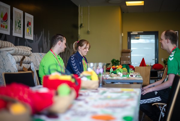 To af de frivillige får sig en snak med en atlet om kost og sundhed. Foto: Niklas Thim