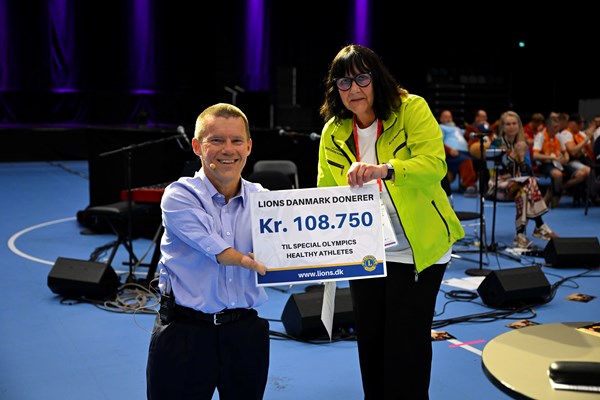 Jette Søndergaard overrækker donationen til formand for Parasport Danmark, John Petersson. Foto: Lars Møller.