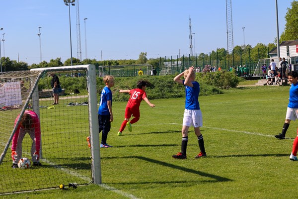 Hvidovre Heldagsskole scorer mål i dagens første kamp. Foto: Parasport Danmark