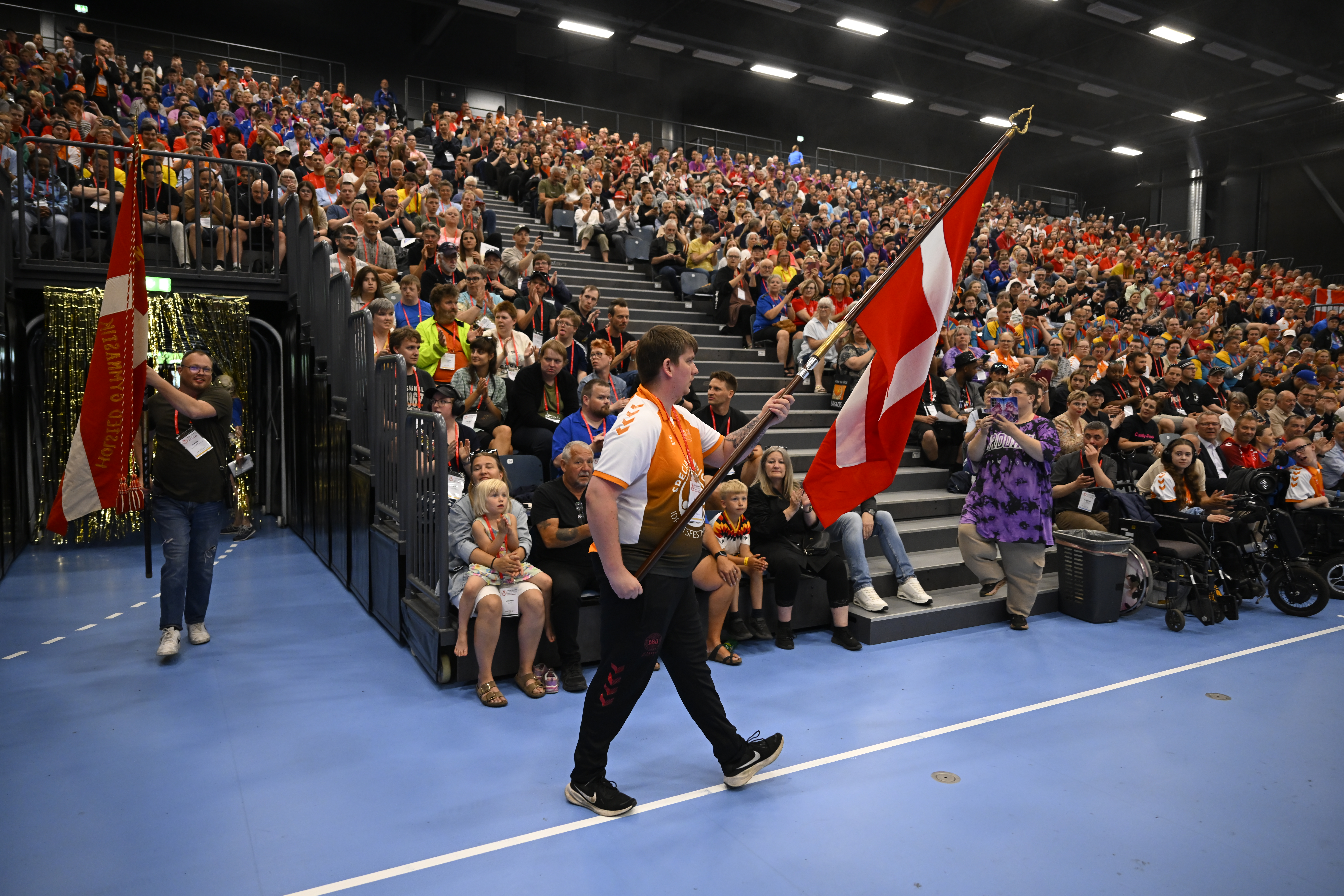 Fanerne bæres ind til åbningsceremonien. Foto: Lars Møller.
