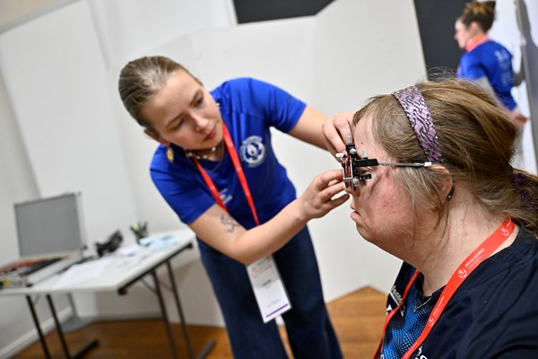 Atleterne kunne bl.a. få tjekket deres syn ved Healthy Athletes. Foto: Lars Møller.