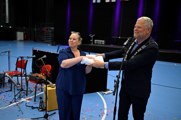 Værtskabet overrækkes til Randers' borgmester Rosa Lykke Yde. Foto: Lars Møller.